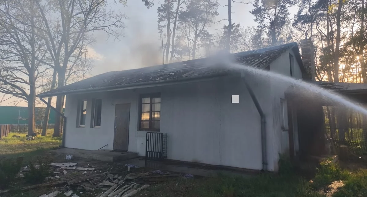 Czosnów. Pożar pustostanu domu jednorodzinnego przy Leśnej. Z ogniem walczyły cztery zastępy straży pożarnej