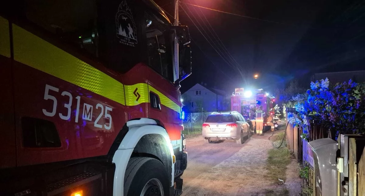 Nasielsk. Pożar budynku gospodarczego w Nowych Pieścirogach. Pierwsza z ogniem walczyła sąsiadka, a następnie strażacy