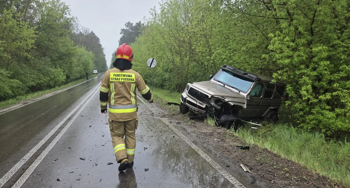 Pomiechówek. Kierowca Mercedesa Klasy G doprowadził do zderzenia z ciężarową Scanią. W wyniku tego zdarzenia przyczepa auta ciężarowego przewróciła się