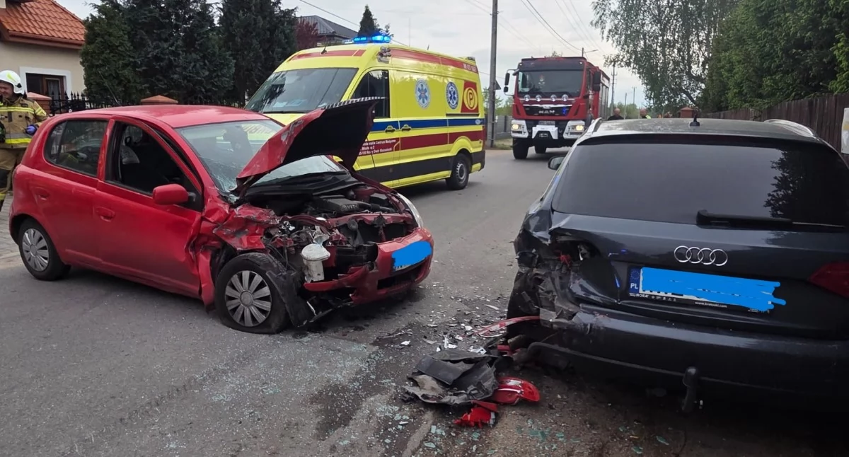 Czosnów. W Sowiej Woli Folwarcznej kierowca Toyoty zjechał na pobocze i z dużą siłą uderzył w Audi. Kierowca Toyoty trafił do szpitala
