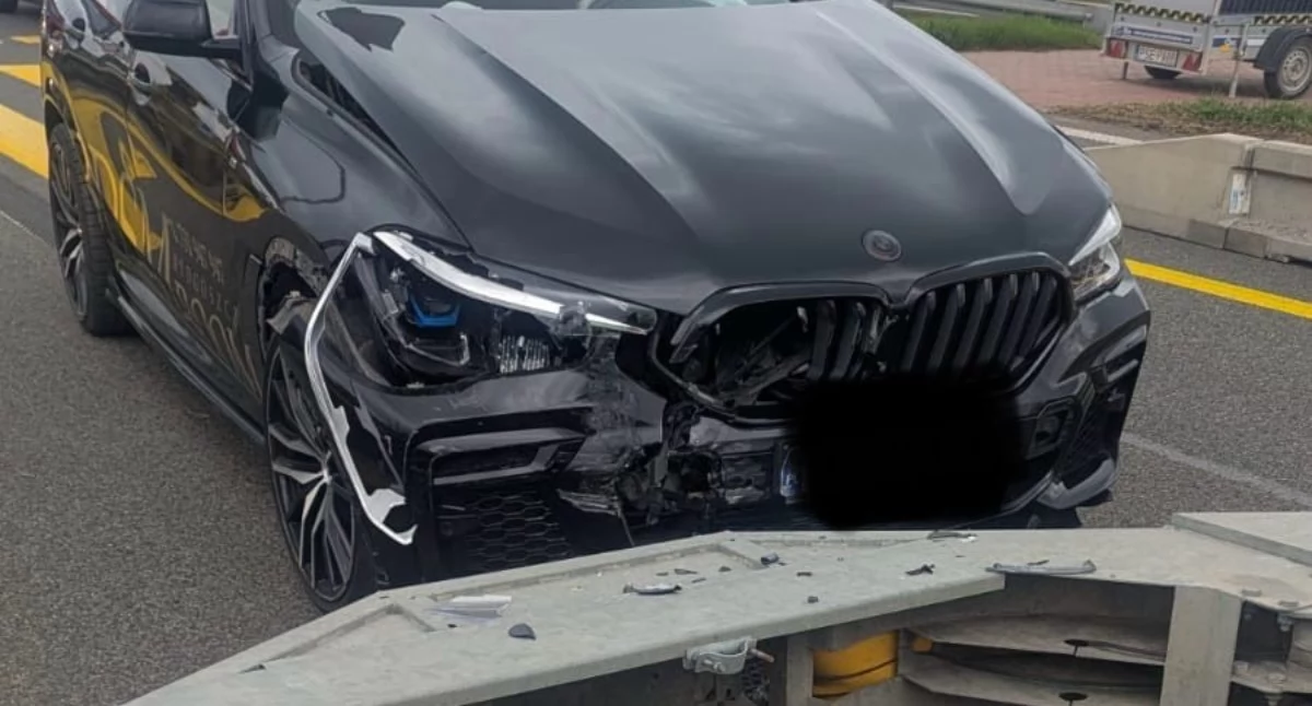 Czosnów. W Cząstkowie Polskim na trasie S7 BMW zderzyło się z pojazdem służby drogowej. Kierowca BMW ukarany mandatem karnym