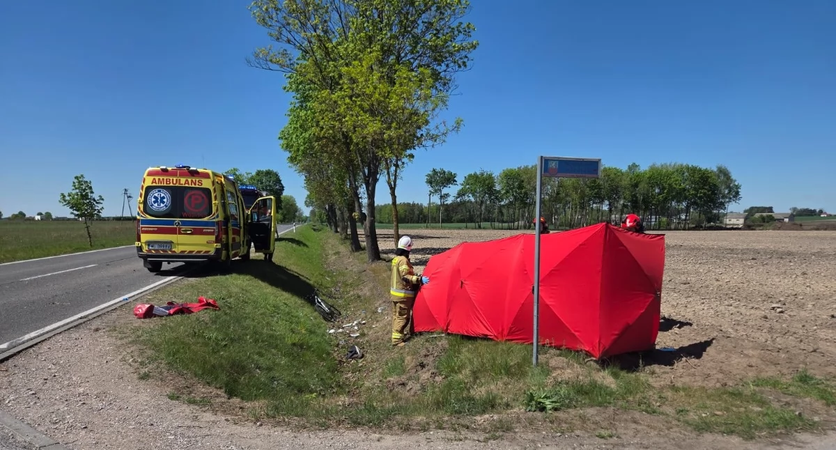 Nasielsk. Rowerzysta zasłabł podczas jazdy i wpadł do rowu. O życie 50-latka walczyli świadkowie i ratownicy, lądował śmigłowiec LPR
