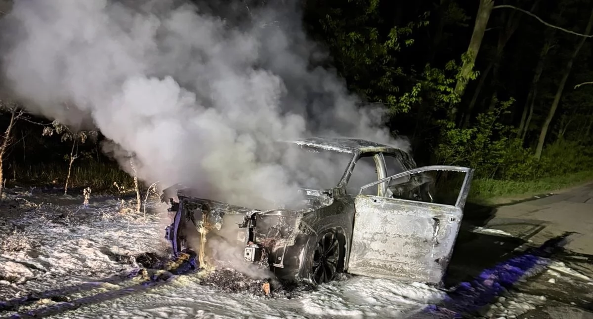 Czosnów. Pożar Lexusa na ulicy Długiej w Kazuniu Polskim. Pomimo interwencji straży pożarnej auto spłonęło doszczętnie
