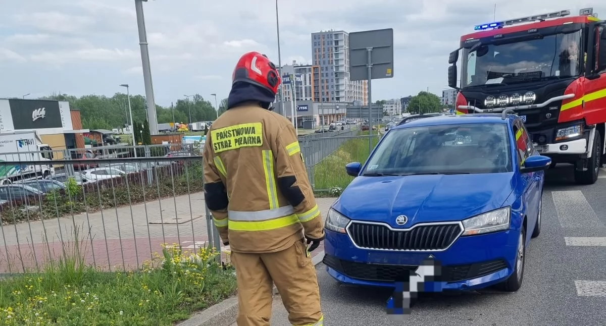 Nowy Dwór Mazowiecki. Na Warszawskiej kierująca autem osobowym potrąciła mężczyznę jadącego hulajnogą elektryczną. 23-latek trafił do szpitala