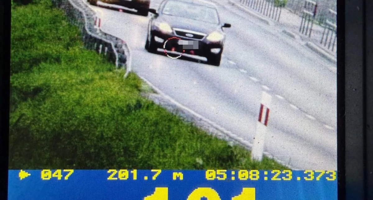 Pomiechówek. Ponad 100 km/h w terenie zabudowanym. Dwóch kierowców straciło prawa jazdy