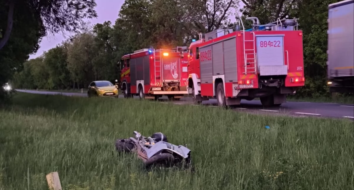 Pomiechówek. Zderzenie samochodu osobowego z motocyklistą na DK 62 w Czarnowie. Kierowca jednośladu trafił do szpitala