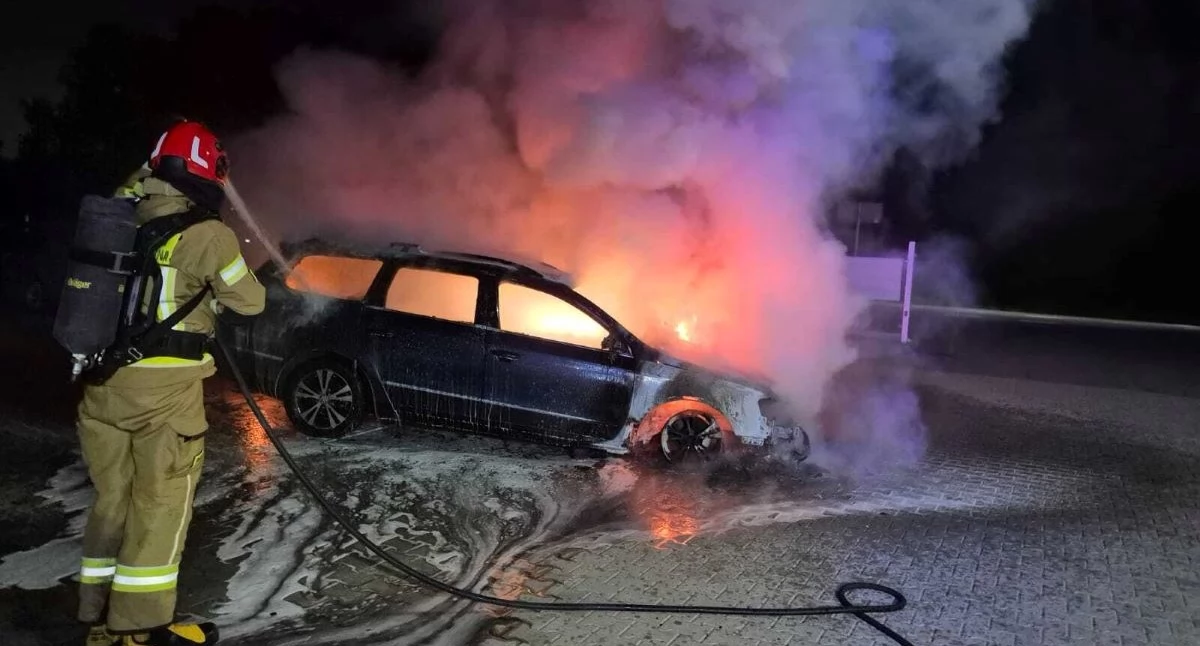 Czosnów. Pożar volkswagena na parkingu przy Marymonckiej w Kazuniu Polskim. Ogień zniszczył samochód