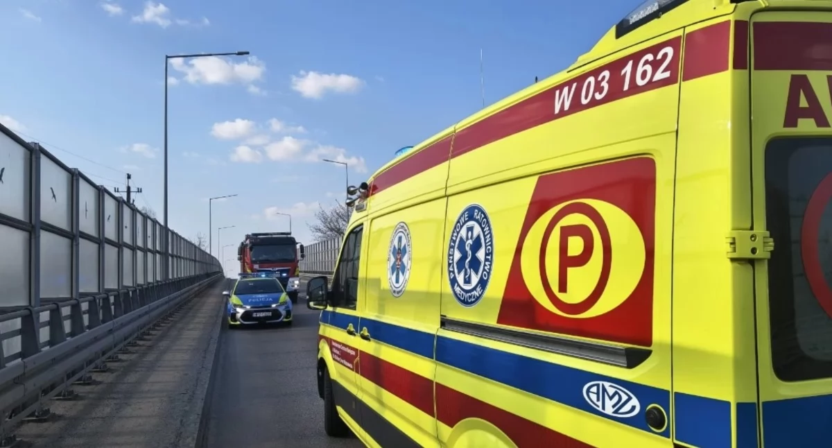 Nowy Dwór Mazowiecki. Zderzenie Opla, Toyoty i Forda na wiadukcie w ciągu ul. Morawicza. Jedna osoba trafiła do szpitala