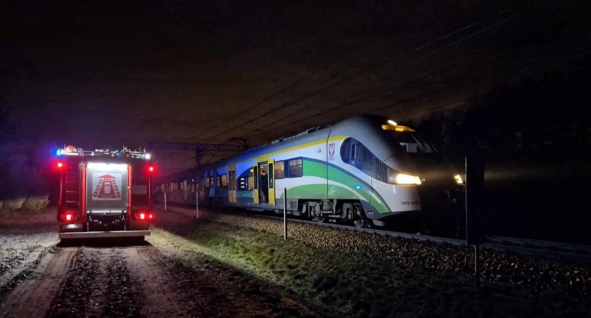 Nasielsk. W nocy w Mogowie pociąg Kolei Mazowieckich popsuł się w czasie jazdy. Druhowie z OSP Nasielsk pomogli w ewakuacji 50 osób z pociągu na pobliską stację kolejową
