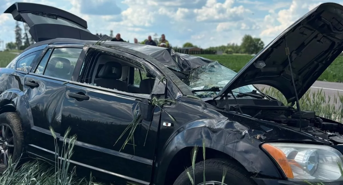 Zakroczym. Dachowanie osobowego dodgea w Strubinach. Kierowca trafił pod opiekę ratowników