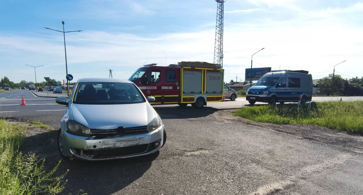 Nowy Dwór Mazowiecki. Zderzenie auta osobowego i motocyklisty na skrzyżowaniu DK 62 i DK 85. Interweniują służby ratownicze (aktualizacja)