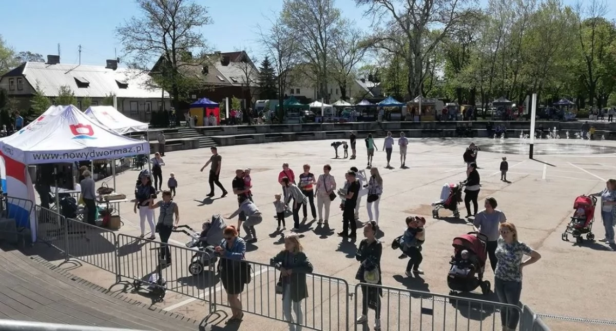 Nowy Dwór Mazowiecki. Wielka wakacyjna ofensywa w parku imienia Wybickiego! Będą dmuchańce, festiwal kolorów, piana party i kosmiczne eksperymenty
