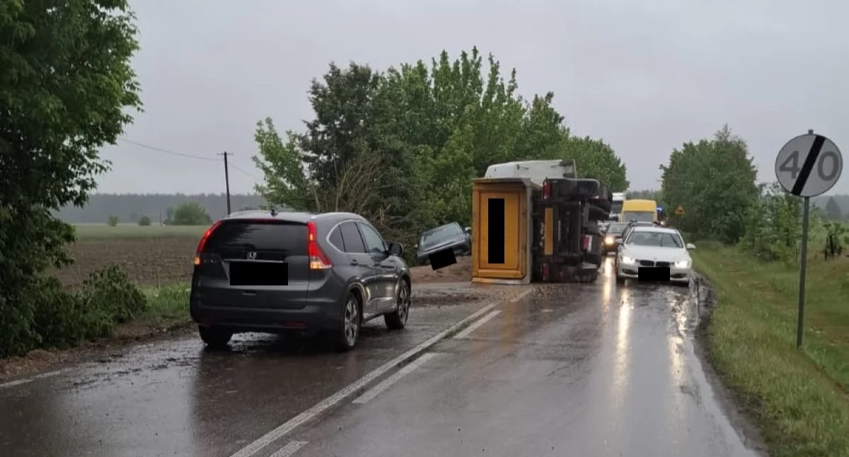 Nasielsk. Zderzenie samochodu osobowego z pojazdem ciężarowym w Psucinie na Warszawskiej. Występują duże utrudnienia w ruchu drogowym, ponieważ auto ciężarowe leży na boku (aktualizacja)