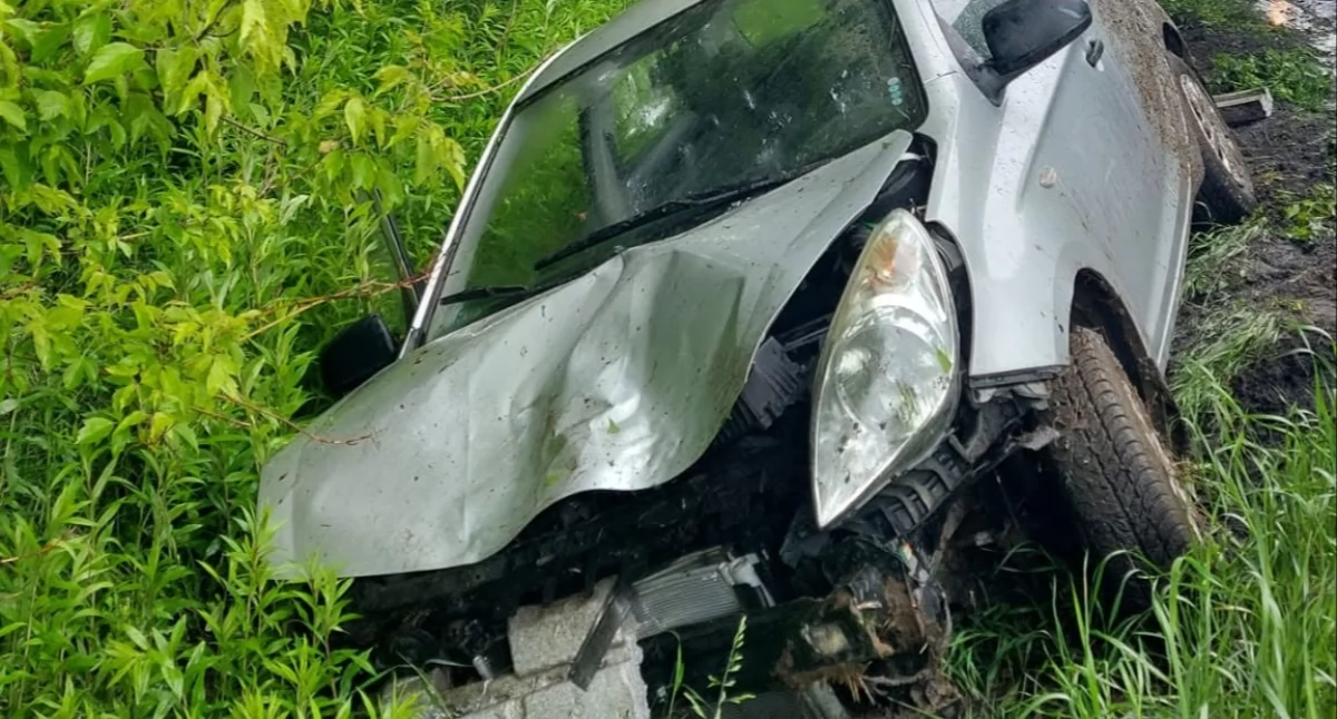 Nowy Dwór Mazowiecki. Kierująca Hyundaiem wpadła w poślizg i zjechała Z DK 62 do rowu. Kobieta trafiła do szpitala