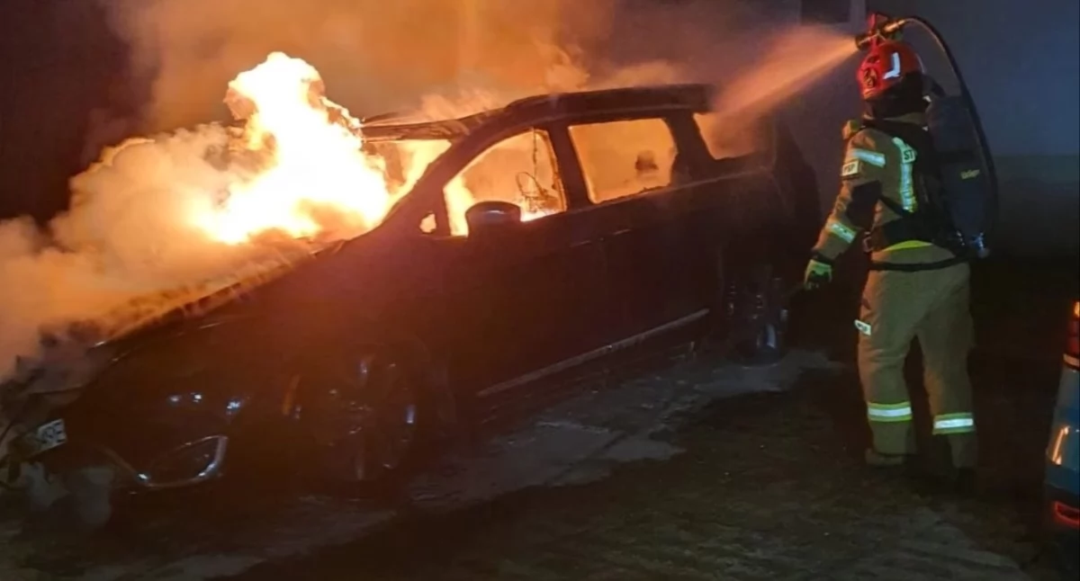 Zakroczym. Pożar BMW w Trębkach Nowych. Interweniowała straż pożarna i policja