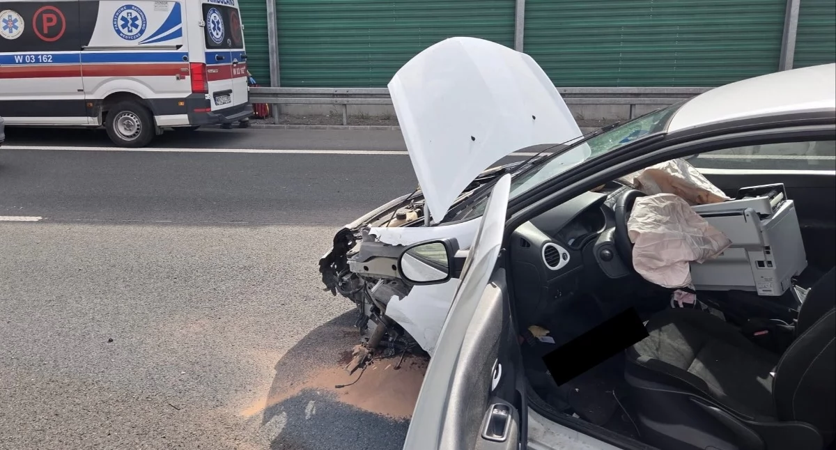 Czosnów. Na trasie S7 kierująca autem osobowym uderzyła w bariery energochłonne. Jedna osoba trafiła do szpitala