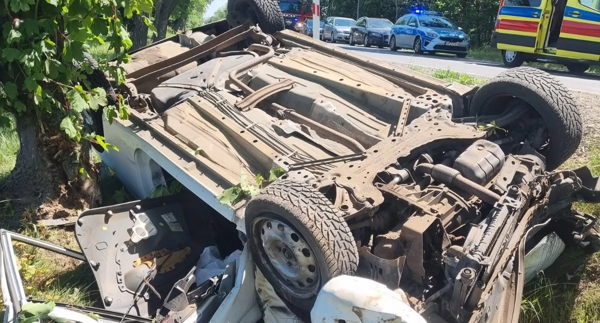 Nasielsk. Groźne dachowanie w Mokrzycach Włościańskich. Kierowca trafił do szpitala