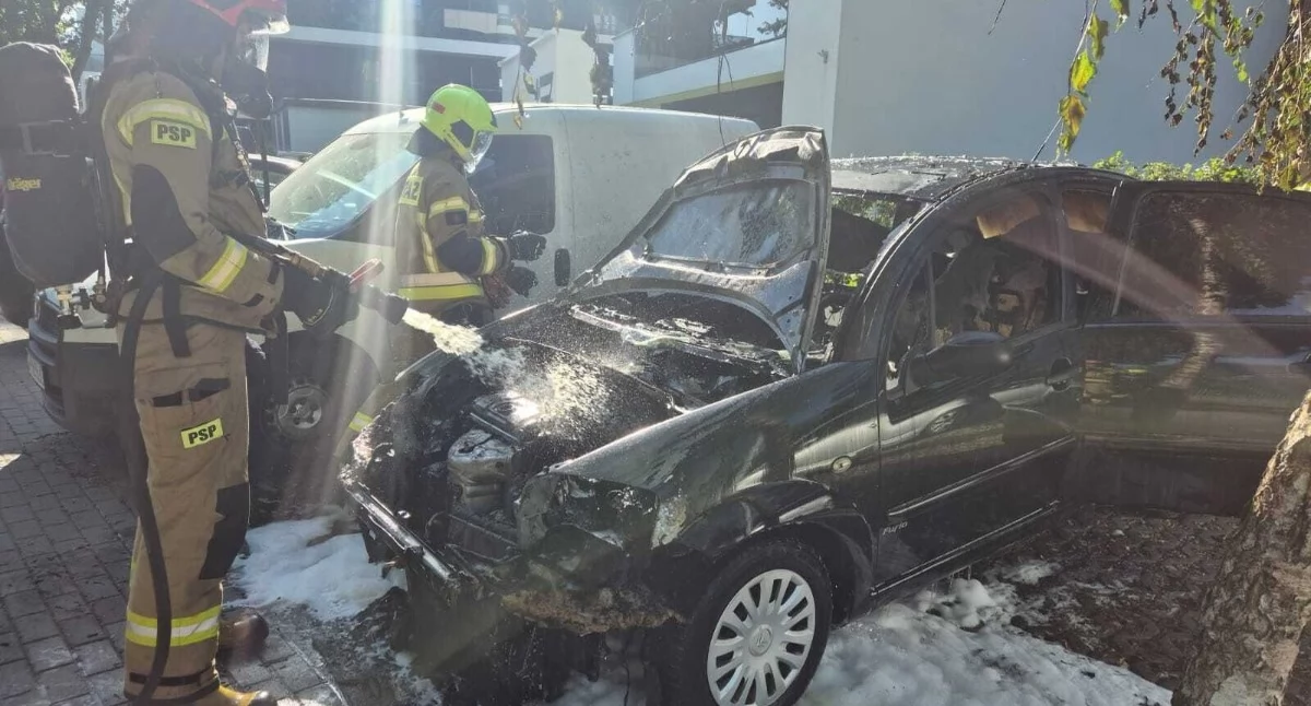 Nowy Dwór Mazowiecki. Płomienie strawiły citroena na parkingu przy Jasnej. Strażacy walczyli, by ogień nie pochłonął kolejnego auta