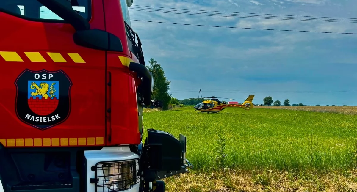 Nasielsk. Pacjent, którego życie było zagrożone przetransportowany śmigłowcem LPR do szpitala. Strażacy zabezpieczyli lądowisko na łące w Lubominie