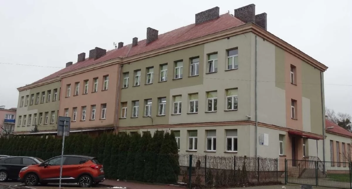 Nowy Dwór Mazowiecki. Wielki plan dla podstawówki przy Słowackiego. Zamiast nowego dachu może powstać... dodatkowe piętro!