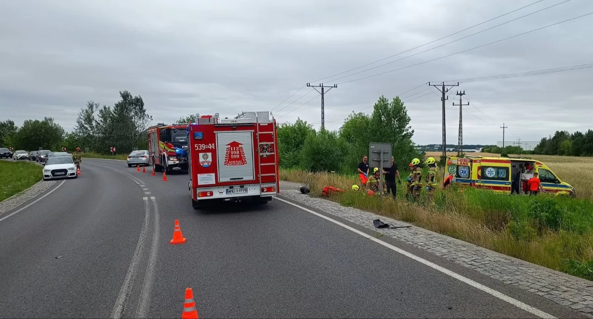 Pomiechówek. Wypadek z udziałem motocyklisty na drodze krajowej nr 62. Poszkodowany kierowca jednośladu trafił do szpitala