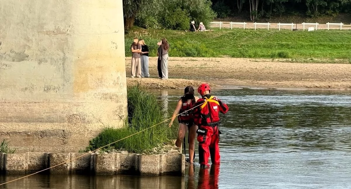 Strażak z Nowego Dworu Mazowieckiego w czasie wolnym od służby pomógł uratować dwie dziewczynki. Dramatyczna akcja ratownicza nad Bugiem w Wyszkowie