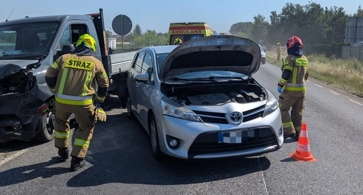 Nowy Dwór Mazowiecki. Zderzenie dostawczego Renault z Toyotą na DK62. Dwie osoby trafiły do szpitala
