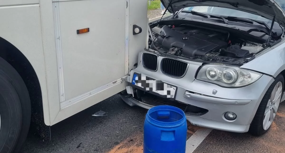 Zakroczym. BMW uderzyło w ciężarową Scanię na Doranta. Kierująca autem osobowym trafiła do szpitala