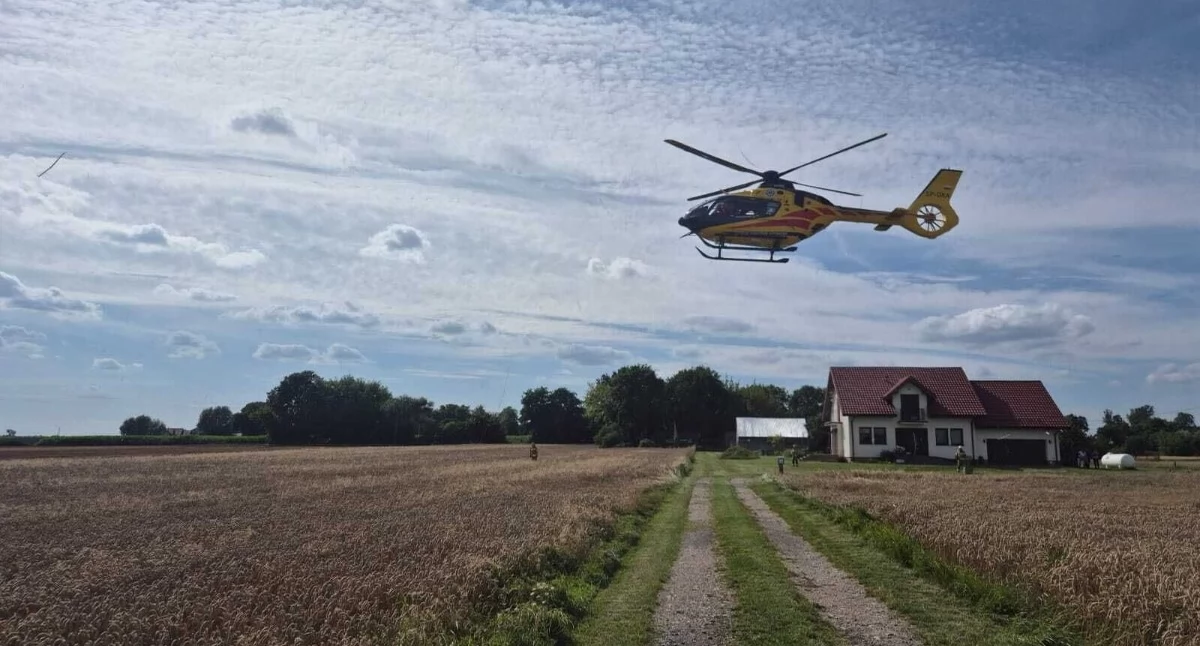 Nasielsk. Około 80-letni spadochroniarz ranny po skoku! Senior trafił do szpitala śmigłowcem LPR