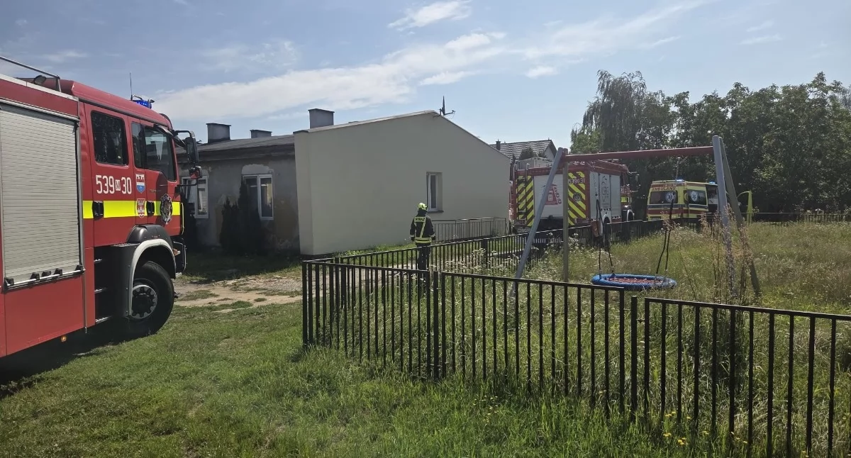 Nowy Dwór Mazowiecki. Pożar i silne zadymienie w mieszkaniu przy ul. Thommee. Strażacy ewakuowali z lokalu jedną osobę