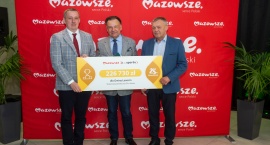 Leoncin. Boisko przy szkole w Głusku zyska nową nawierzchnię. Umowa na dofinansowanie podpisana