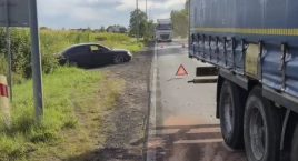 Zakroczym. W Wygodzie Smoszewskiej kierowca osobowego Audi zjechał na przeciwległy pas DK 62 i uderzył w bok pojazdu ciężarowego. Utrudnienia drogowe trwały ponad 3 godziny