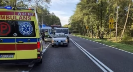 Czosnów. Zderzenie dwóch aut na drodze wojewódzkiej nr 579 w Sowiej Woli. Jedna osoba trafiła do szpitala