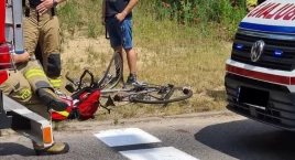 Czosnów. Zderzenie rowerzysty z autem dostawczym na …