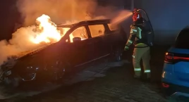 Nowy Dwór Mazowiecki. Nocny pożar samochodu przy Malewicza. Pomimo interwencji straży pożarnej i policji auto spłonęło doszczętnie