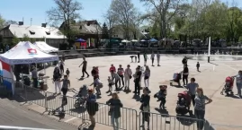 Nowy Dwór Mazowiecki. Wielka wakacyjna ofensywa w parku imienia Wybickiego! Będą dmuchańce, festiwal kolorów, piana party i kosmiczne eksperymenty