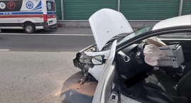 Czosnów. Na trasie S7 kierująca autem osobowym uderzyła w bariery energochłonne. Jedna osoba trafiła do szpitala