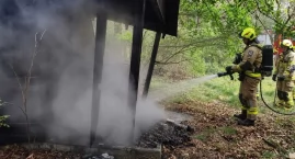 Leoncin. Pożar na tarasie domku letniskowego w Nowym Polesiu
