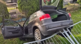 Audi przebiło ogrodzenie cmentarza przy Koźmińskiego i wjechało na jego teren