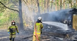 Leoncin. Ogień strawił domek letniskowy i ściółkę le&hellip;