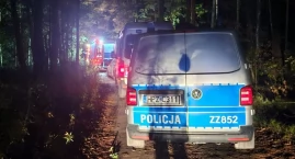 Czosnów. Po ponad dobie poszukiwań odnaleźli 21-latka. Niestety było już za późno. Tragiczny finał akcji. Ciało młodego mężczyzny odnaleziono w lesi