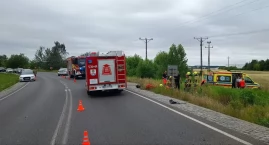 Pomiechówek. Wypadek z udziałem motocyklisty na drodze krajowej nr 62. Poszkodowany kierowca jednośladu trafił do szpitala