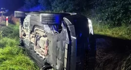 Nowy Dwór Mazowiecki. Nocny wypadek na krajowej 85. BMW przewróciło się na bok, jedna osoba została poszkodowana. Samochód zakończył jazdę w przydrożnym rowie
