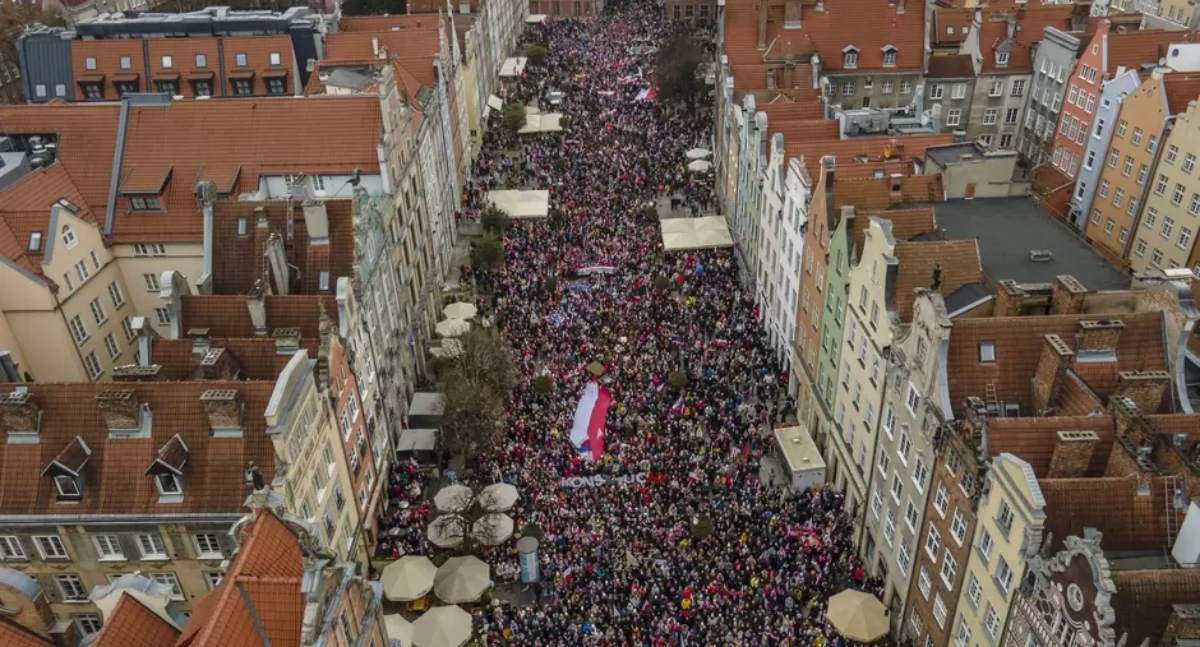 Parada Niepodległości przeszła przez Gdańsk. Zobacz, jak świętowali mieszkańcy [ZDJĘCIA]