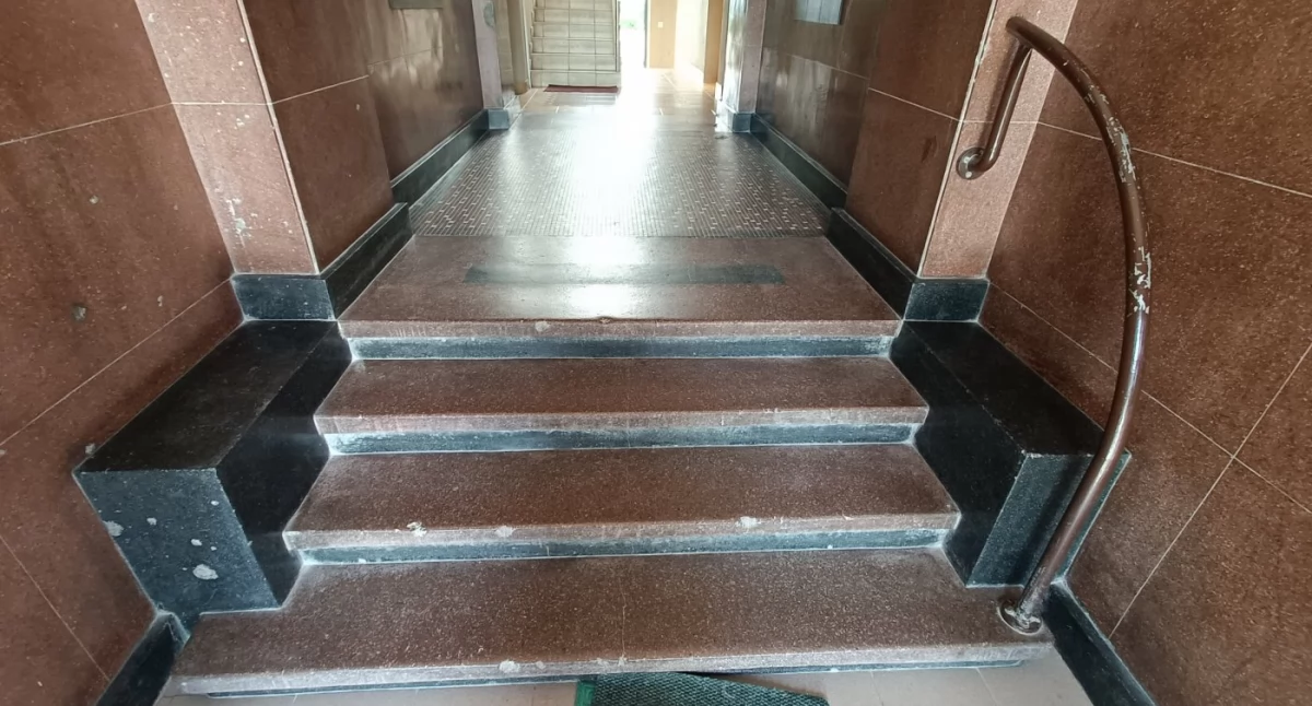 Wnętrze gdyńskiej kamienicy z lat 30. przechodzi modernizację [ZDJĘCIA]