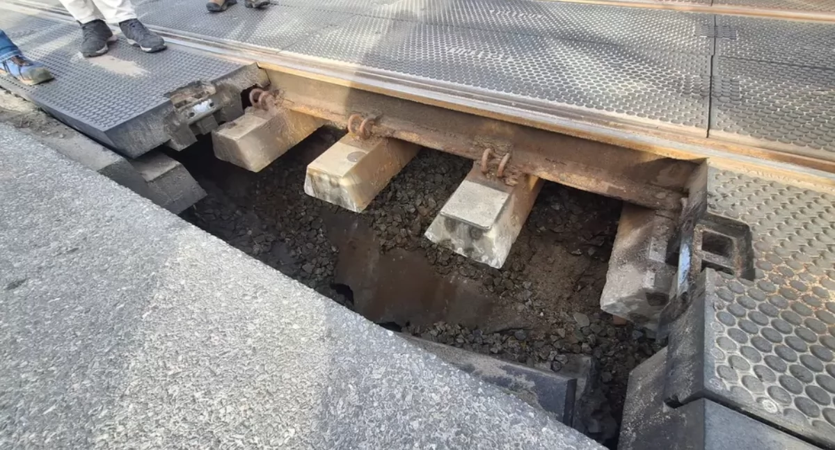 Zapadnięte torowisko w centrum Gdańska. Tramwaje i samochody do odwołania jeżdżą objazdem