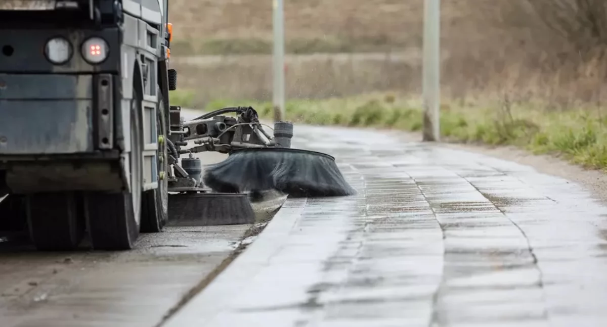 Czas na wiosenne porządki. Gdański Zarząd Dróg i Zieleni sprząta po zimie