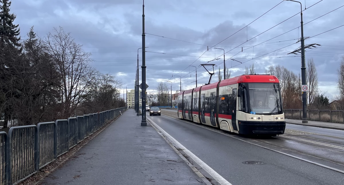 Będą stałe rozjazdy tramwajowe przed Mostem Siennickim. Pasażerów czekają utrudnienia