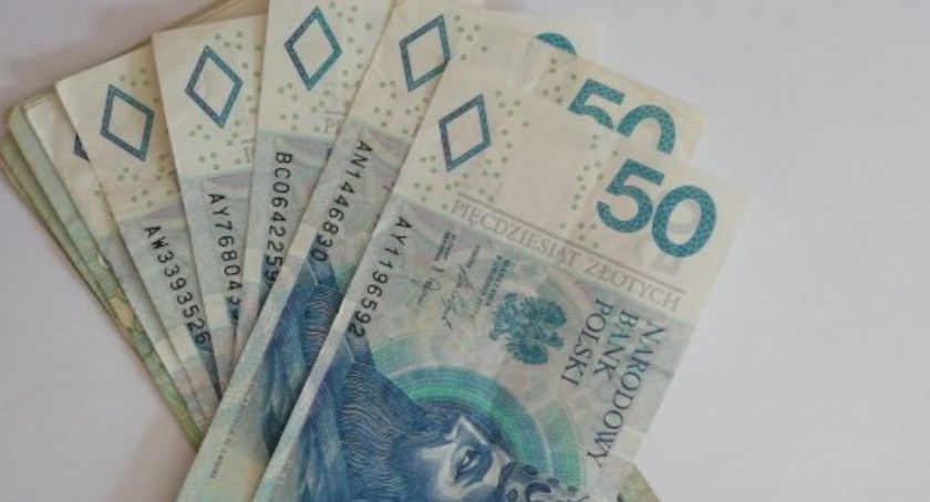 Gotówka pozostawiona w bankomacie: policja poszukuje właściciela 