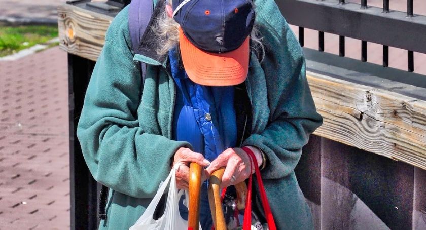 Godziny dla seniorów - wytyczne dla sklepów i aptek w Skierniewicach 